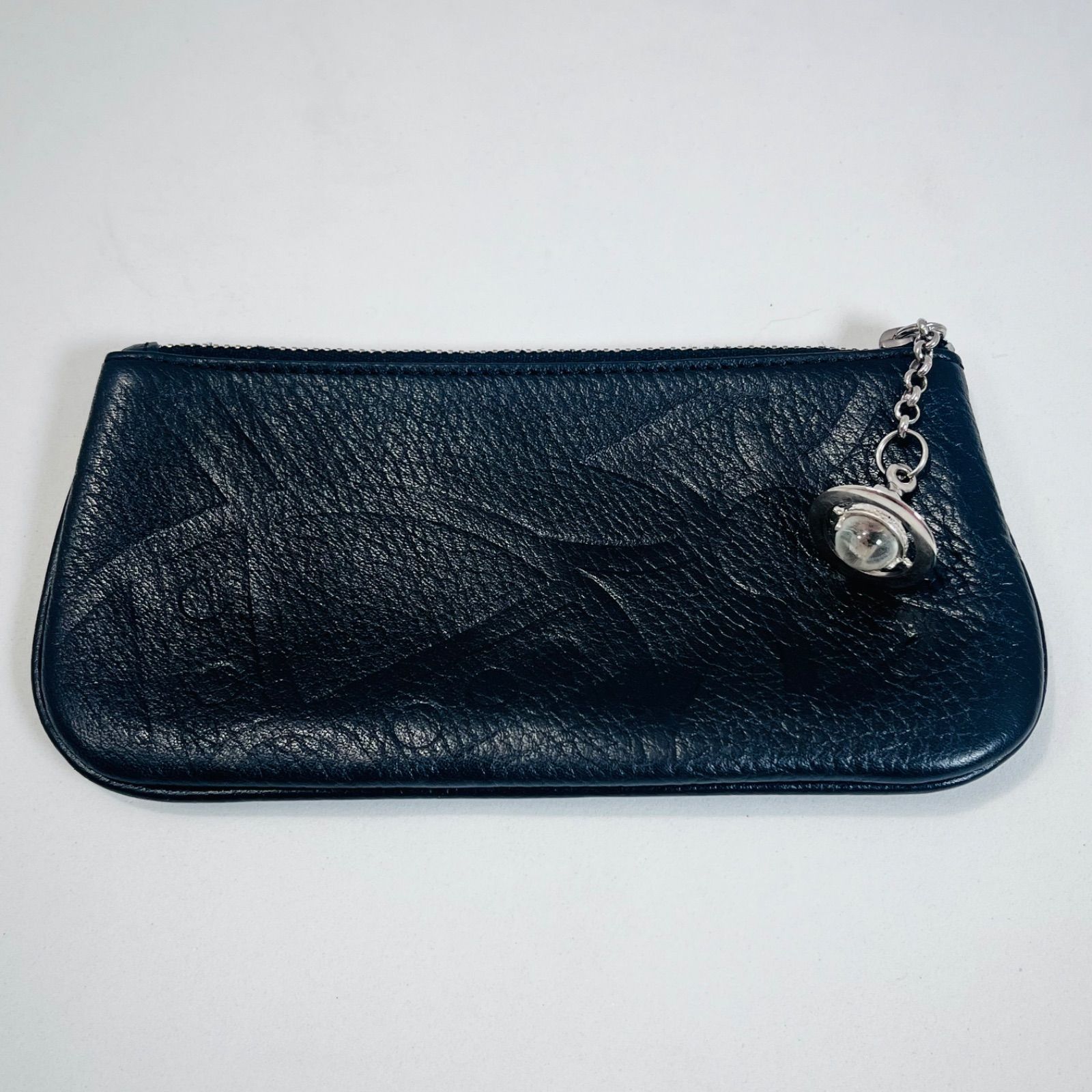 美品 ヴィヴィアンウエストウッド レザー ポーチ オーブ型押し 立体チャーム 黒Vivienne Westwood;没有明显的损伤或污渍