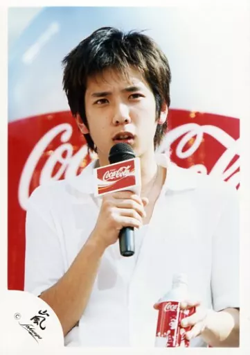 生写真(ジャニーズ)/アイドル/嵐　嵐/二宮和也/上半身・シャツ白・右手マイク・口元・左手コーラ・口開き/公式生写真