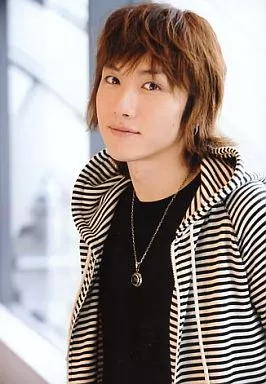 生写真(男性)/俳優　細貝圭/バストアップ・衣装黒・白のボーダー柄フード付きパーカー・インナー黒・ネックレス・体左向き/「細貝圭 ハッピークリスマス トークライブ」会場限定物販生写真