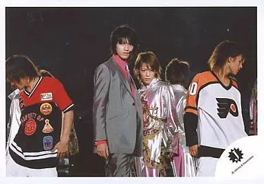 生写真(ジャニーズ)/アイドル/ジャニーズ　ジャニーズ/田口・亀梨・藤ヶ谷/ライブフォト・横型・膝上・衣装グレー・スーツ・白・銀・イヤホンマイク/公式生写真