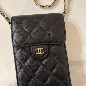 斜め掛け キルティングデザインのブラックショルダーバッグ ゴールドチェーン付