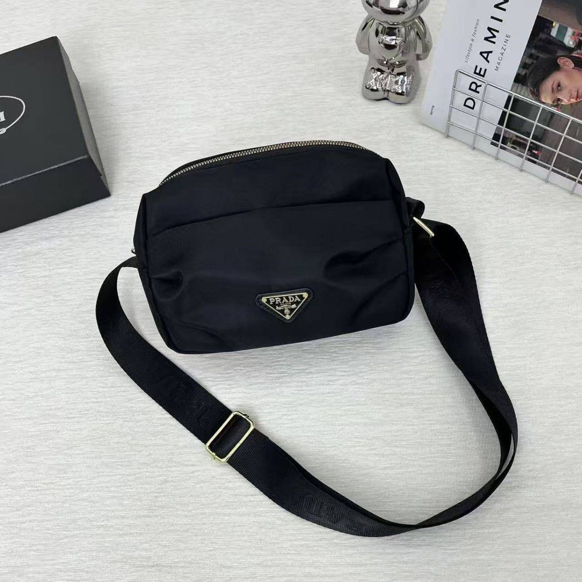 ショルダーバッグ 三角ロゴ ナイロン ブラック 肩掛け 斜め掛け 黒