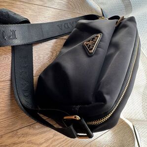 ショルダーバッグ ナイロン 三角ロゴ 斜め掛け カメラバッグ