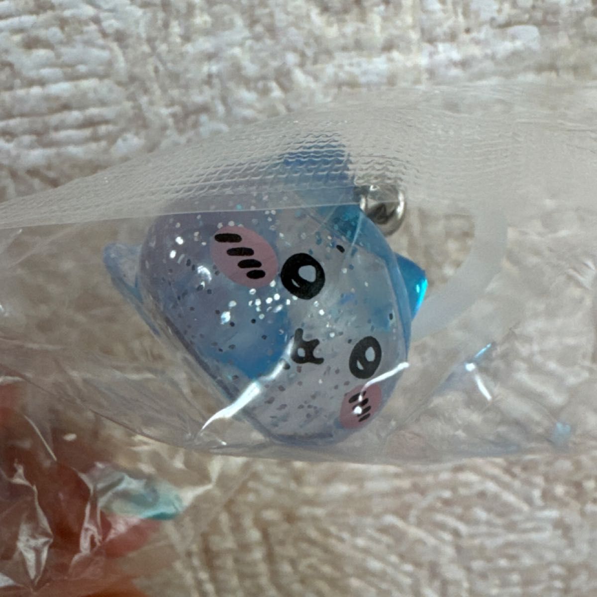 ちいかわパーク まめまめフィギュア めじるしアクセサリー ハチワレ クリア ラメ チャーム