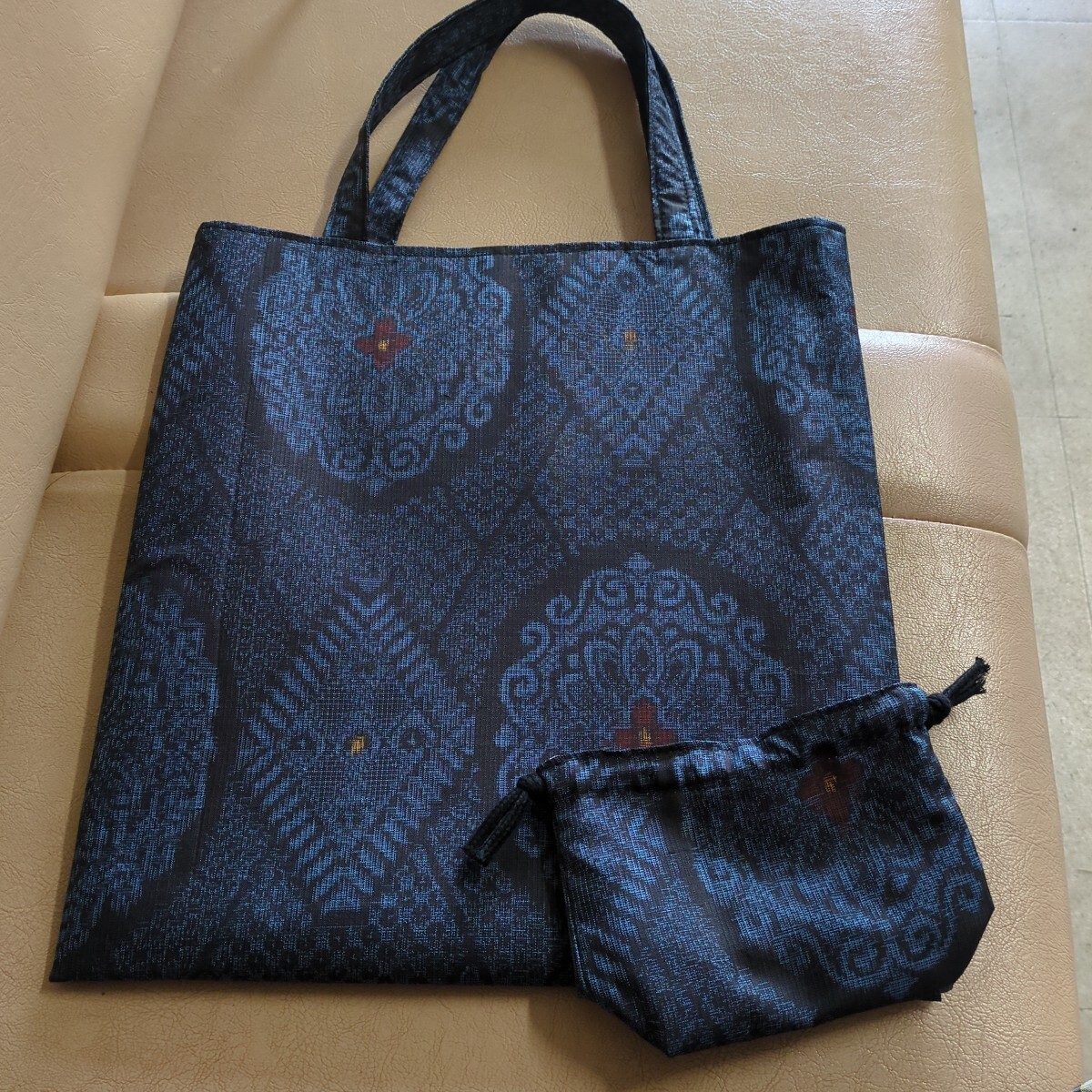 絹の大島着物リメイク、花模様、紺、ペタンコ手提げ 大島紬着物リメイク