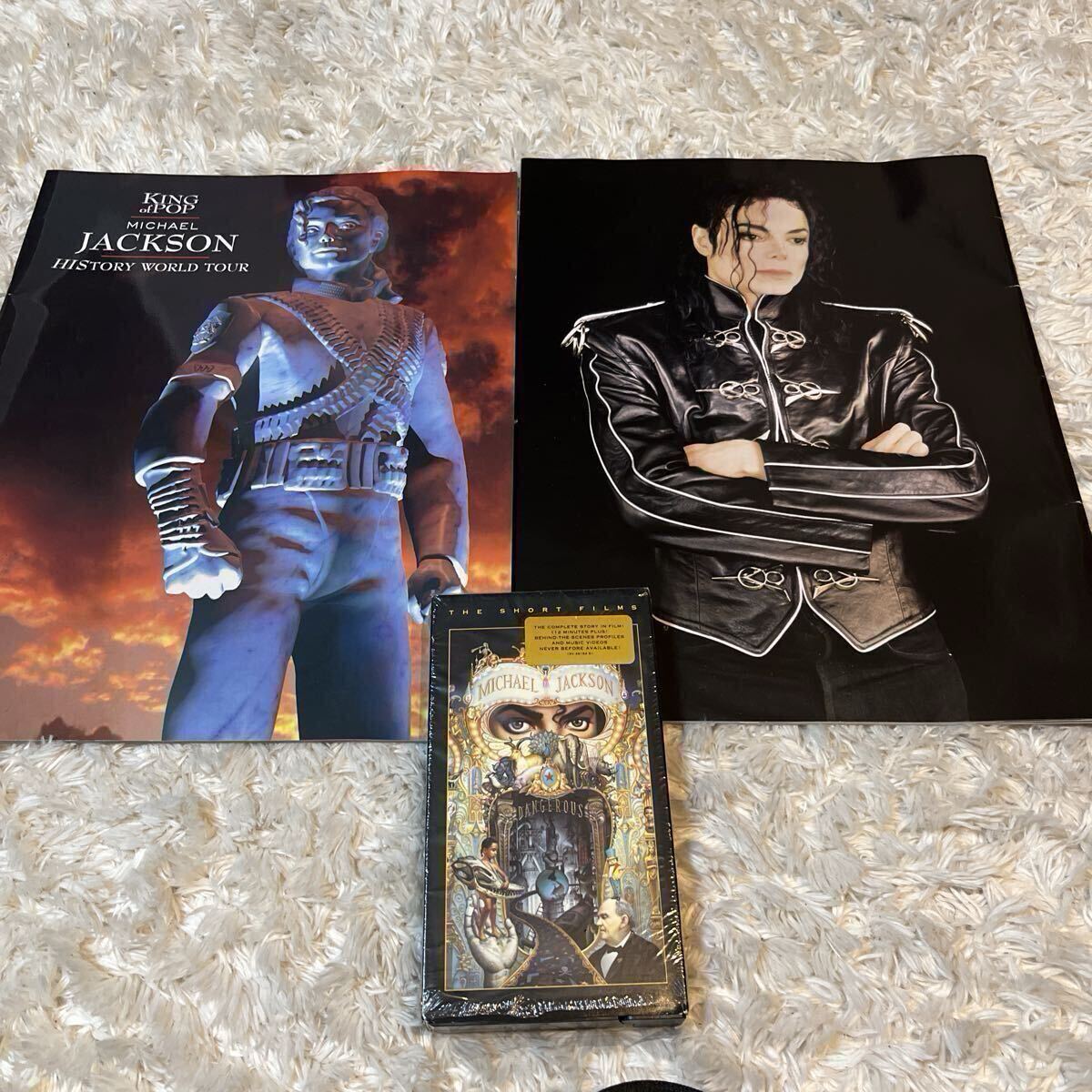 MICHAEL JACKSON HISTORY WORLD TOURツアーパンフ2部と　VHS ビデオテープ『DANGEROUS～ザ・ショート・フィルム・コレクション』