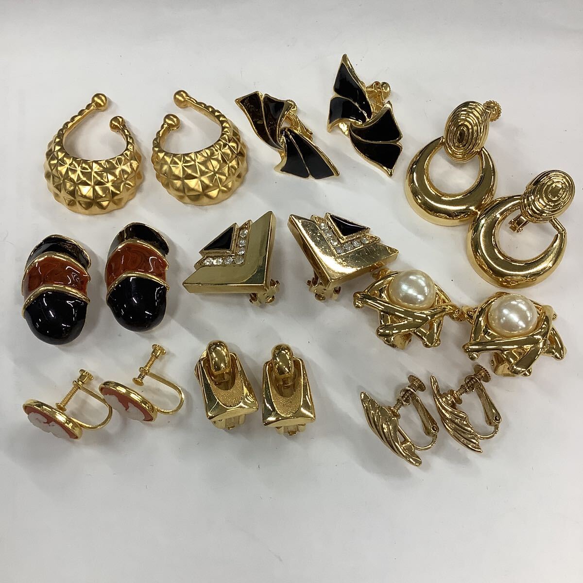 ●ハ2995H◎ゴールドカラー・大きめ・個性的印象など　デザイン　色々　イヤリング・イヤカフ？など　まとめて◎送料込み◎