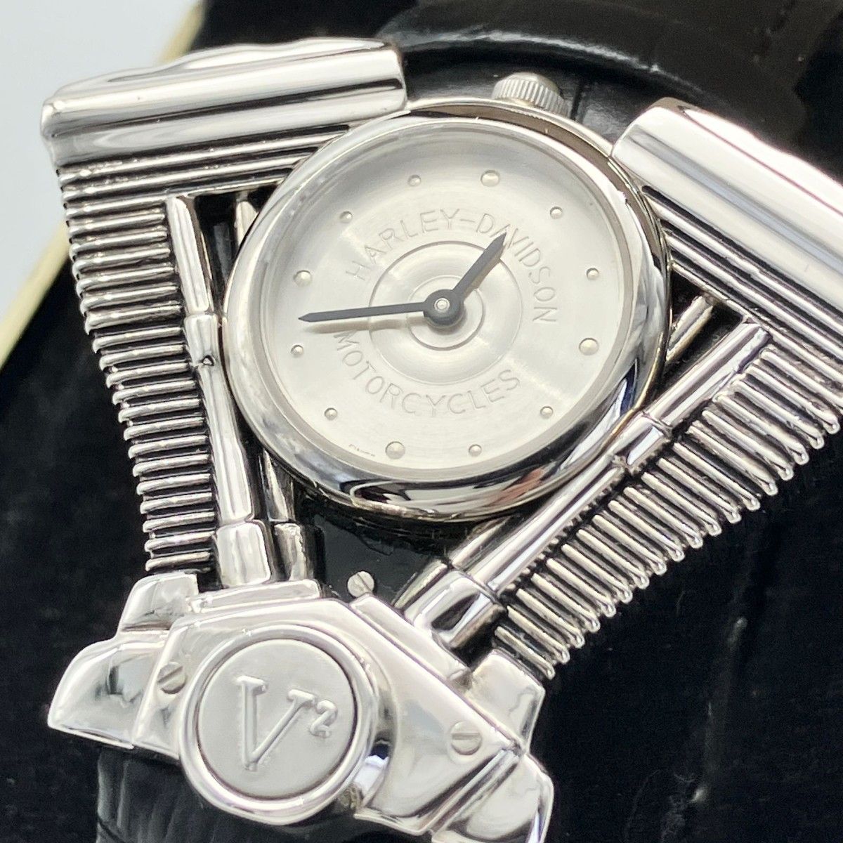 【希少】ハーレーダビッドソン ブローバ V2 Vツイン エンジン型 腕時計 BULOVA クォーツ 箱説付 激レア バイカー二手;物流保障;有些许损伤或污渍;易碎品;航空禁运
