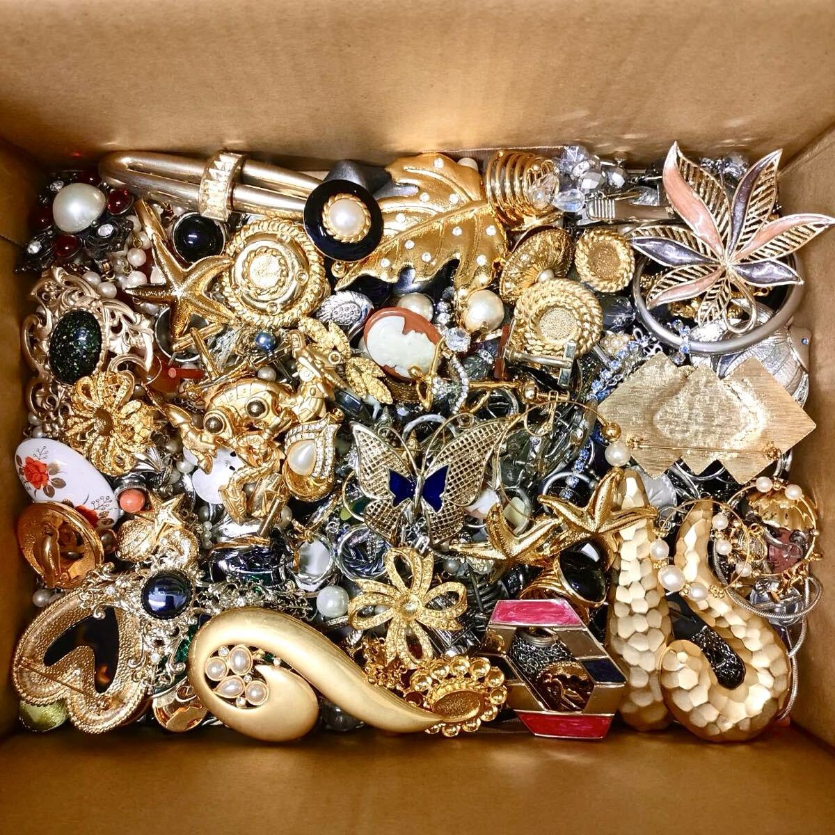 ②大量 アクセサリー まとめ 約2キロ イヤリング ブローチ ブレス ネックレス リング Y2K 80S jewelry accessory vintage antique 