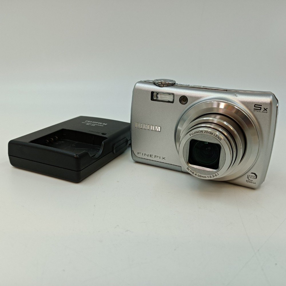 FUJIFILM 富士フィルム コンパクト デジタルカメラ FINEPIX F100fd シルバー バッテリー 充電器付 レトロ 光学機器 ジャンク 中古