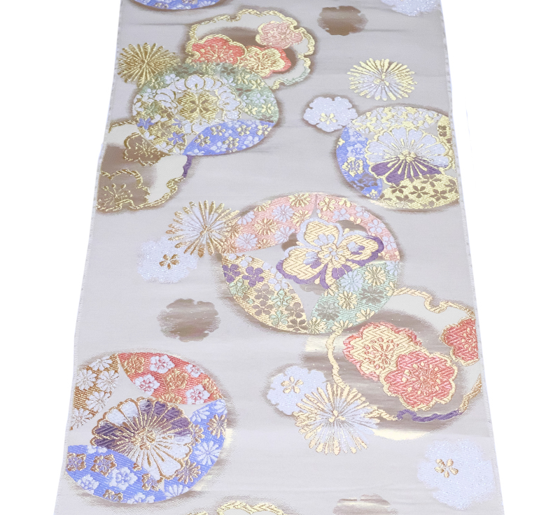 286番　新古品　正絹 　帯地サンプル用端切れ　長さ約100㎝　薄茶の地に雪輪や七宝に花模様　金糸と銀糸とラメや色糸使　　