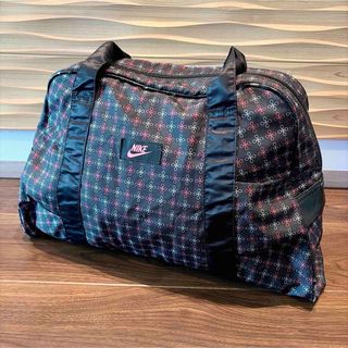 【NIKE】ナイキ　ボストンバッグ　ナイロン　軽量　ブラック　ピンク　ラウンド型