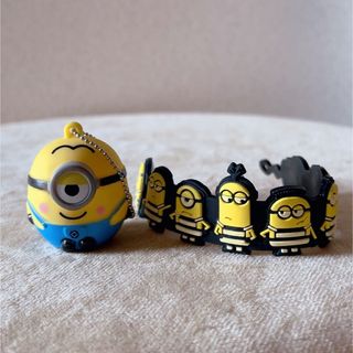 ミニオン　フィギュアキーホルダーとラバーブレスレット