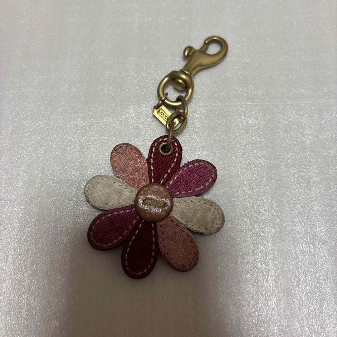 COACHの花型キーホルダーです。有些许损伤或污渍