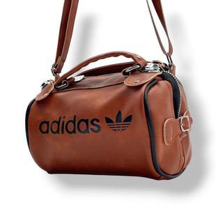 adidas アディダス オリジナルス ミニボストン バッグ Y2K 2WAY ショルダーバッグ ブラウン 茶 フェイクレザー トレフォイル ロゴ レディース メンズ ユニセックス 斜め掛け ハンドバッグ 筒型 シルバー金具 ダブルジップ S81