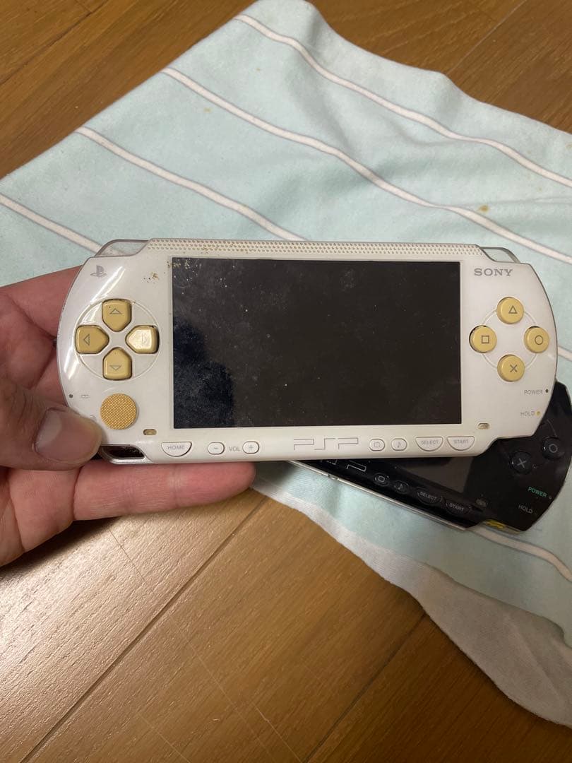 PSP 本体　ジャンク　２つ有损伤或污渍