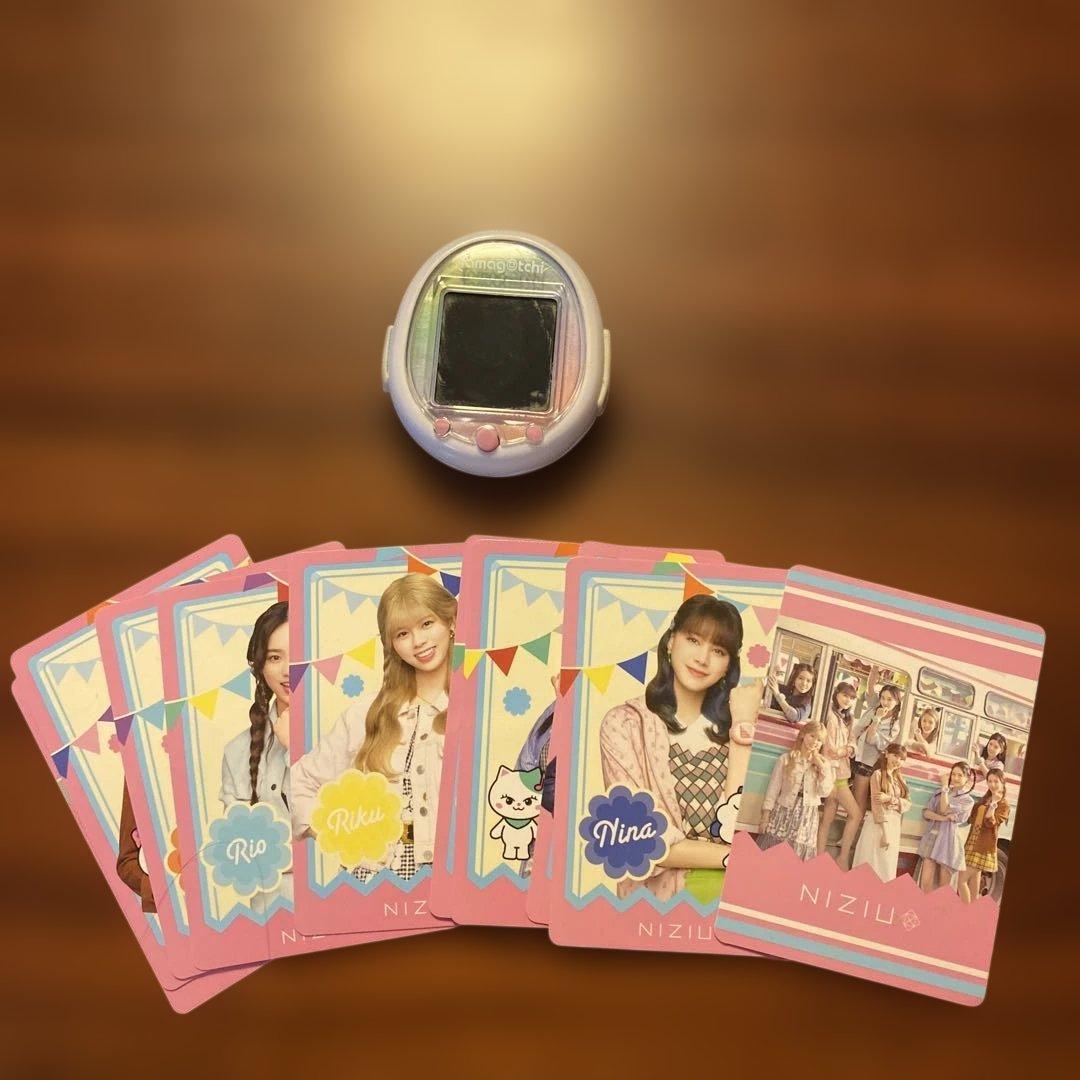 NiziU Tamagotchi Smart 本体 ＆ フォトカードセット有些许损伤或污渍