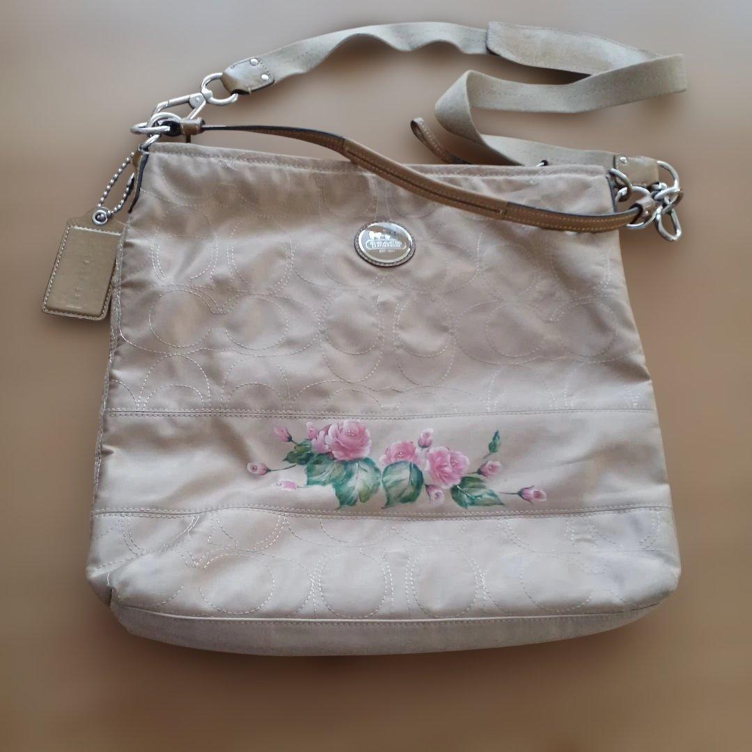 花柄刺繍 ベージュ ショルダーバッグコーチにトールペイントしました