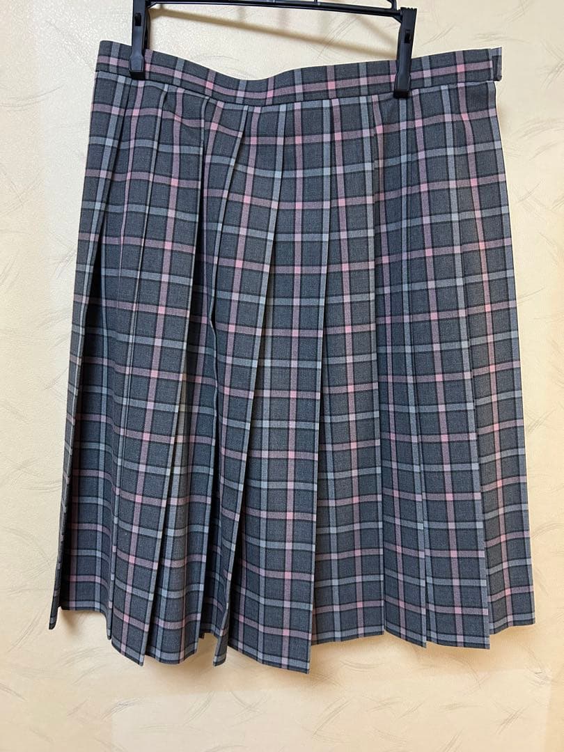 グレーとピンクのチェック プリーツスカートELLE;没有明显的损伤或污渍