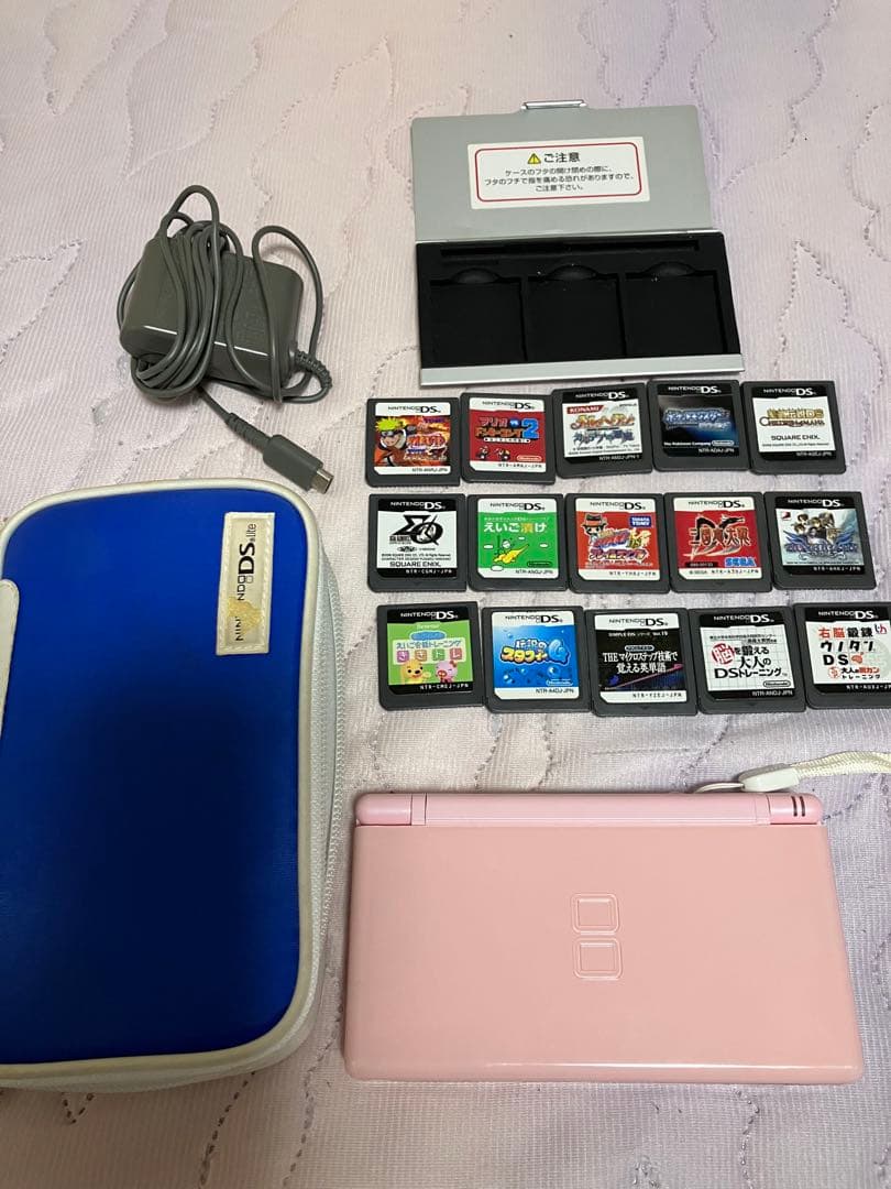 任天堂DS lite本体／タッチペン／ソフト15個／アダプター／ケース／おまけ付ニンテンドーDS;没有明显的损伤或污渍