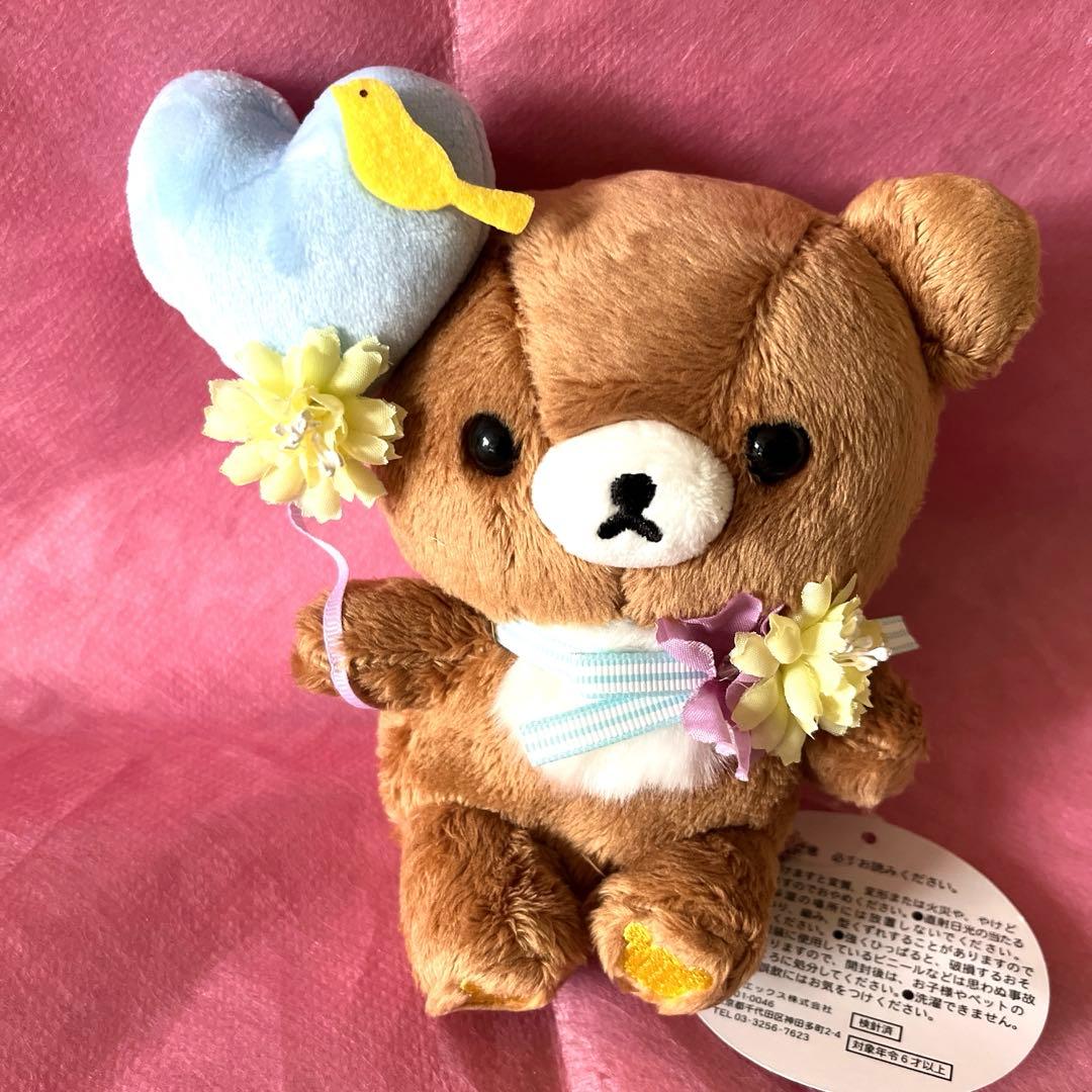 サンエックス・リラックマ・水色のバルーンを持ってお花に囲まれたチャイロイコグマ♡