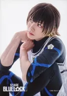 佐藤信長(蜂楽廻)/座り・キャラクターショット/舞台「『ブルーロック』2nd STAGE」個人ブロマイドA