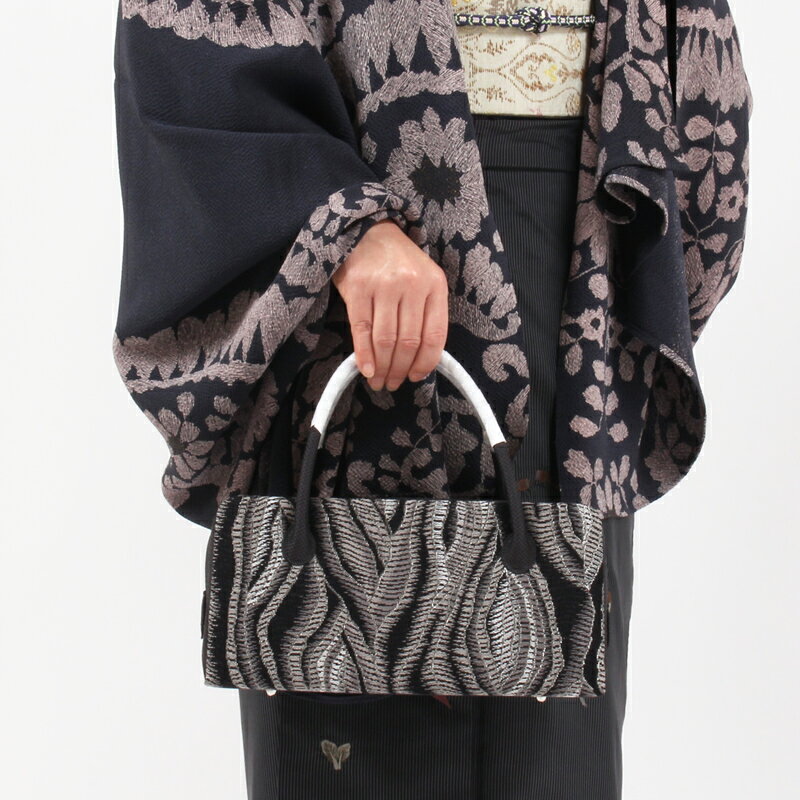 【4/1 0:00〜4/2 9:59★10%オフクーポン】利休バッグ 和小物さくら 正絹　流れ縞 幾何学模様 ブラック系　あおり型 日本製 SACRA カジュアル お洒落用 和装バッグ 鞄 カバン 着物バッグ