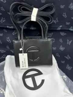 TELFAR ショルダーバッグ 黒 ロゴ入り 合成皮革
