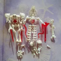 ホワイト 骨格風フィギュア 赤いパーツ付き