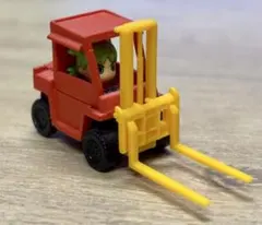 「ダンボー」フィギュア、よつばフォークリフト付き