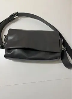 LEPSIM 【500mlペットボトルも入る】フラップボディバッグ　チャコール