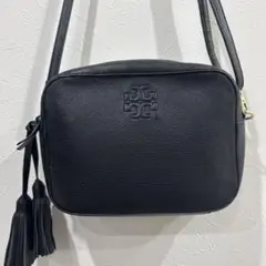 シボレザーが特徴的な Tory Burchのバッグです。
